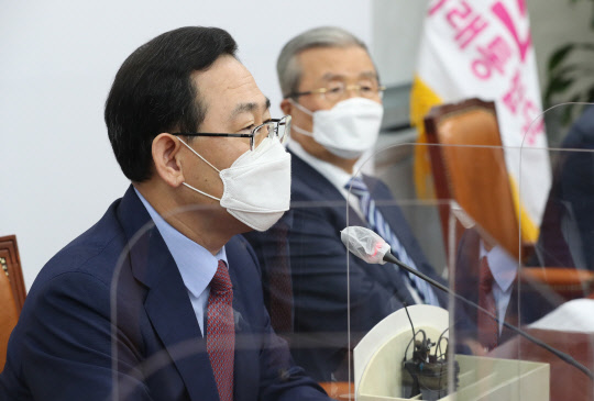 미래통합당 주호영 원내대표가 1일 국회에서 화상으로 열린 유튜브 의원총회에서 발언하고 있다.    [연합뉴스]